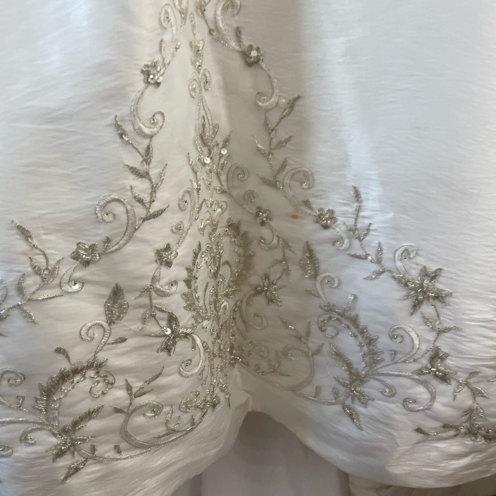 Wedding dress used with extra material, beading and detachable straps - Picture 5 of 12